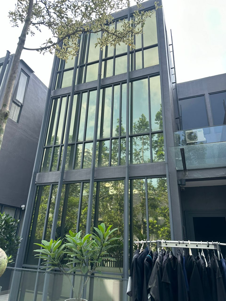 Residential glass facade installation with Vitor window film